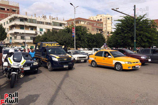 قوات شرطية  تقف في دورية أمنية  بالقرب من المجري الملاحي  لقناة السويس