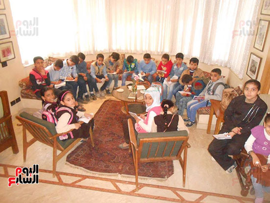  الطلاب يدونون ما يشاهدونه بالمتحف