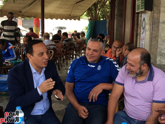 قناة السويس  تهدي  درعا  تذكاريا  لسفينة مرت بالمجري الملاحي