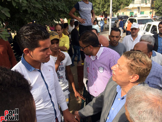 النائب أشرف عمارة يتلقي  بمواطنين  على  مقهى  شعبي 