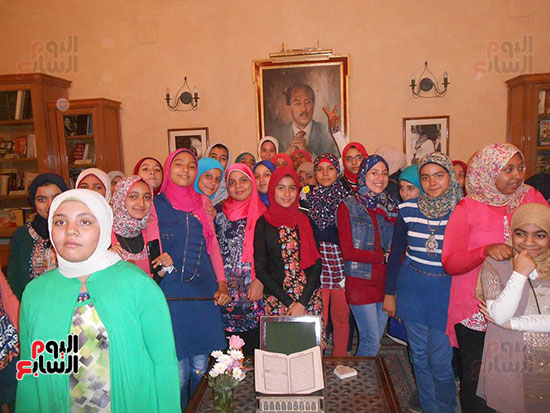 الطلاب-وصور-تذكارية-داخل-المتحف-مع-صورة-الرئيس-الراحل-محمد-انور-السادات