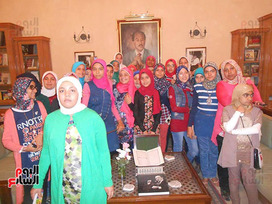  أحد الأفواج بالمتحف يلتقطون الصور