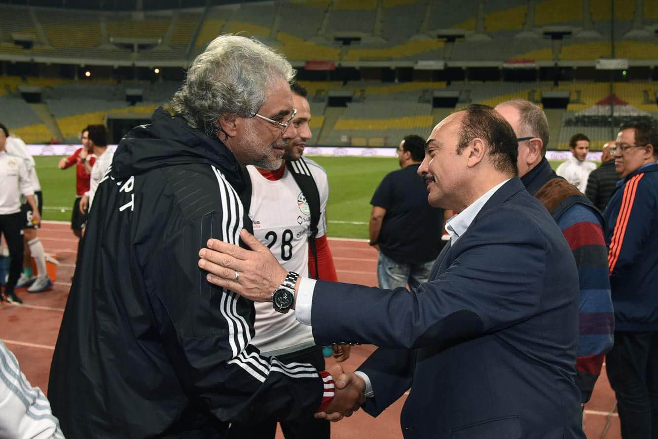 المحافظ خلال تفقد المنتخب المصرى