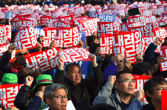  لافتات تطالب باستقالة رئيسة كوريا الجنوبية
