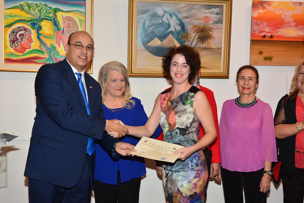 الملحق الثقافى المصرى باليونان يسلم شهادة تقدير لفنانة  فى معرض الصداقة المصرية اليونانية