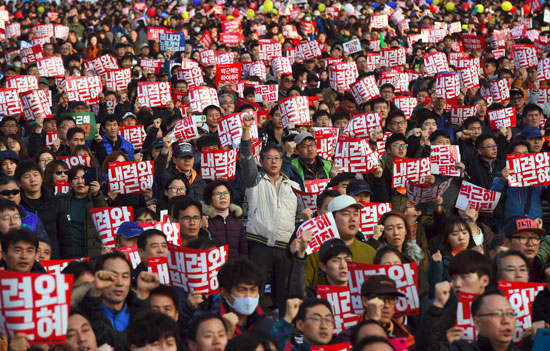  مطالبات باستقالة رئيسة كوريا الجنوبية