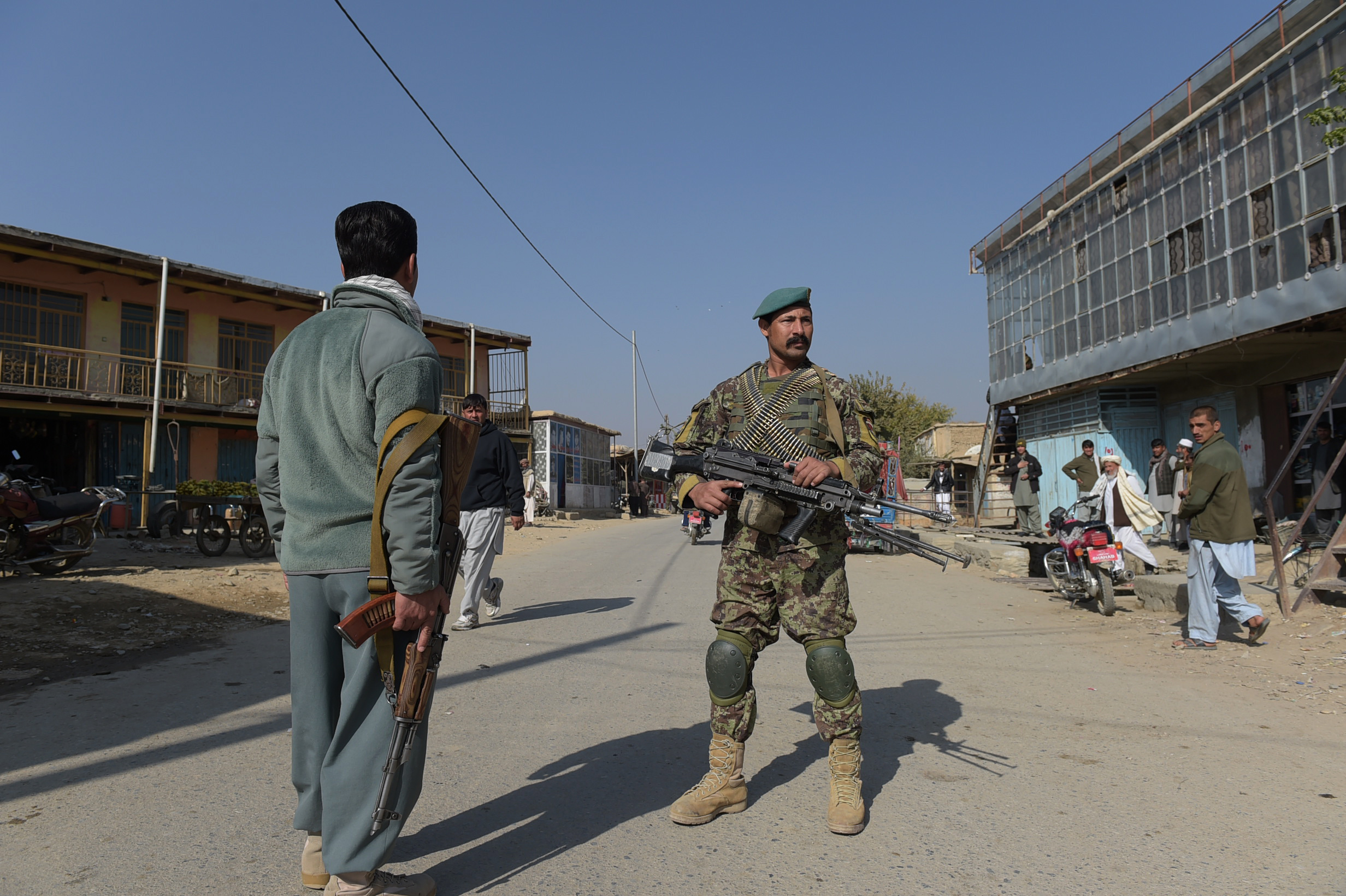 جندى أفغانى يحرس القاعدة الأمريكية 