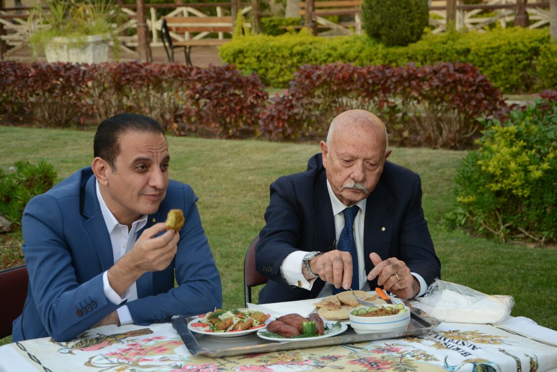 بالصور طارق علام مع أشهر ملياردير إيطالى ترك بلاده للعيش فى القاهرة (2)