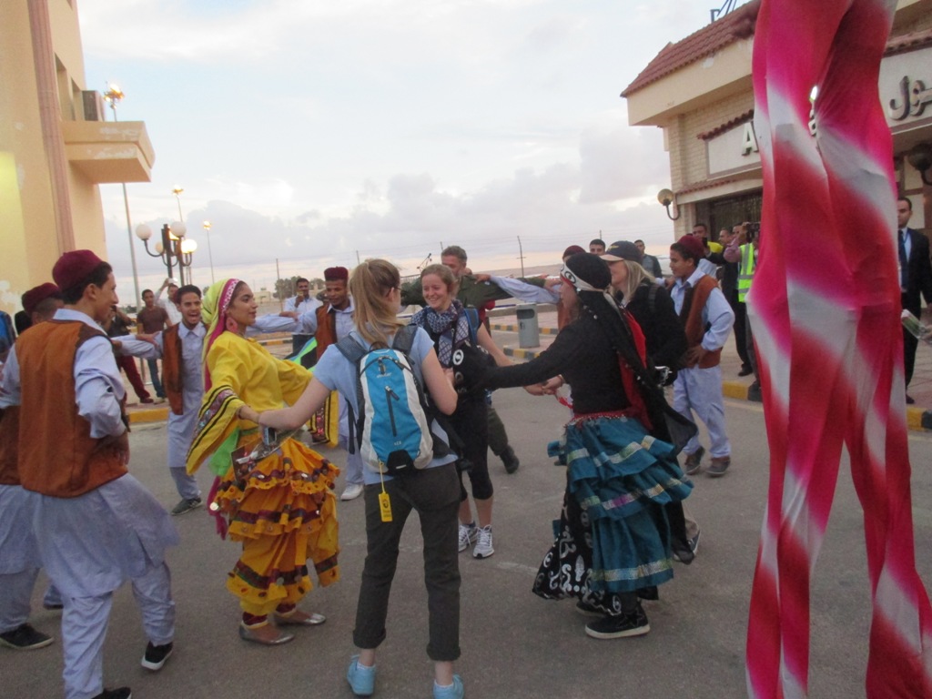 رقص المشاركين في رالي الطيران الملكي مع فرقة مطروح للفنون الشعبية