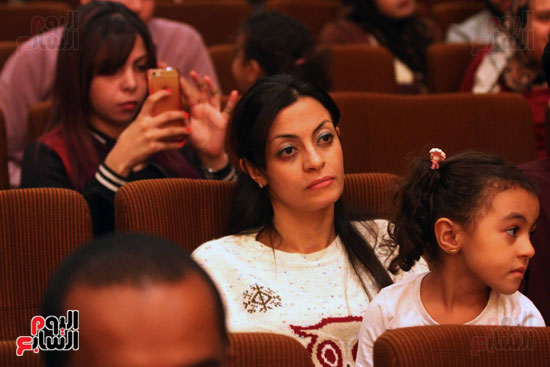   الجمهور  يستمعون لندوة مسرح مصر للعرائس