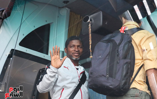 لاعب غانا يلوح بعلامة "السلام" من داخل أتوبيس منتخب غانا