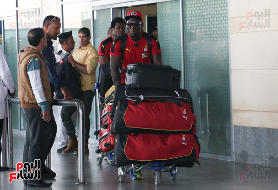 أحد لاعبى منتخب غانا بقاعة وصول مطار برج العرب الدولى