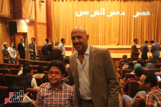   أِشرف عبد الباقى   يلتقط صورة تذكارية مع أحد الأطفال