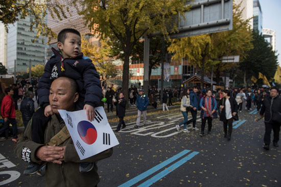 مسيرة ضد الحكومة فى أحد شوارع كوريا الجنوبية