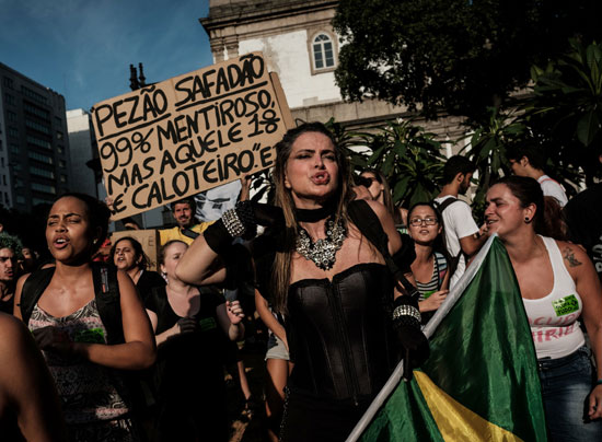 جميلات البرازيل يشاركن فى مظاهرات ضد الرئيس