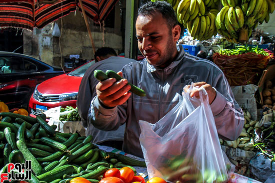 مواطن يقوم بشراء خضراوات 