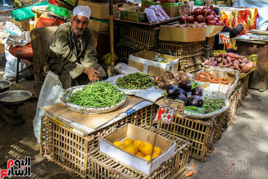 بائع فى انتظار الزبائن