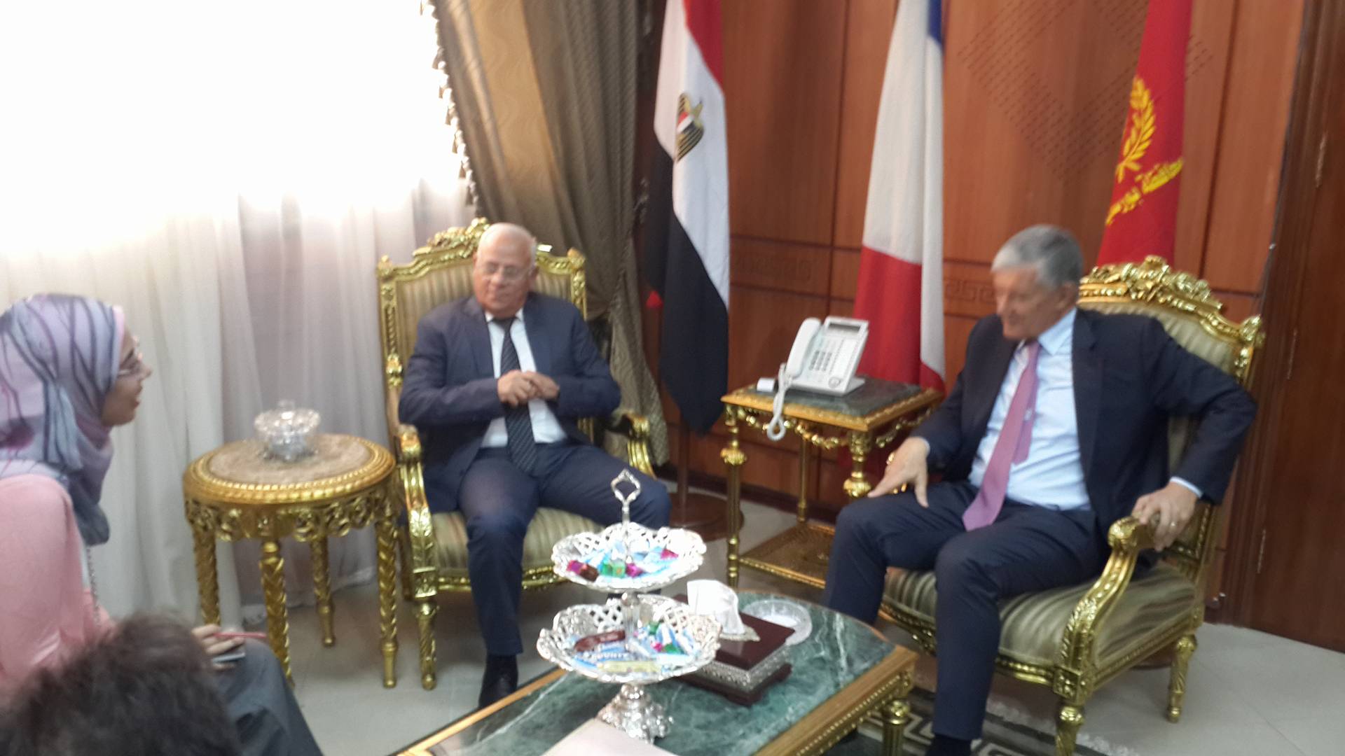 محافظ بورسعيد يستقبل السفير الفرنسي في مكتبه