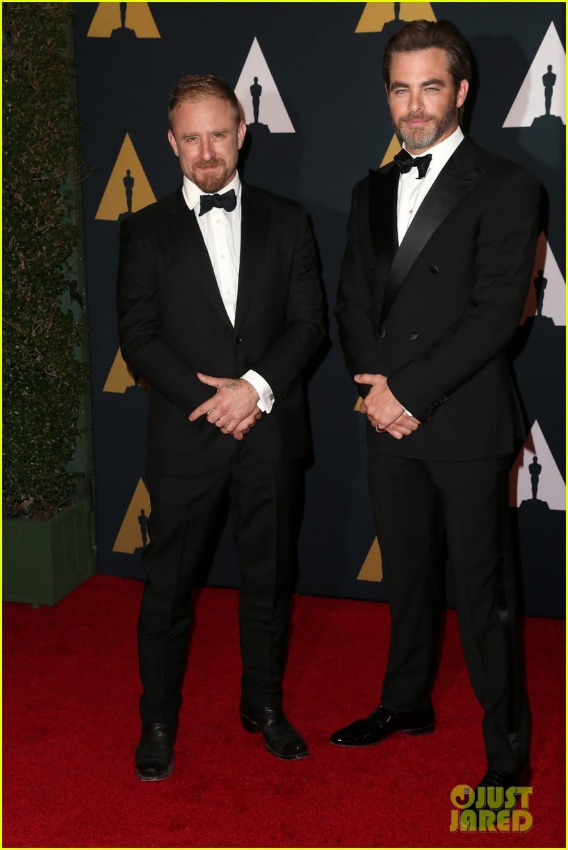 ryan-reynolds-chris-pine-look-so-hot-at-governors-awards-03 (1)