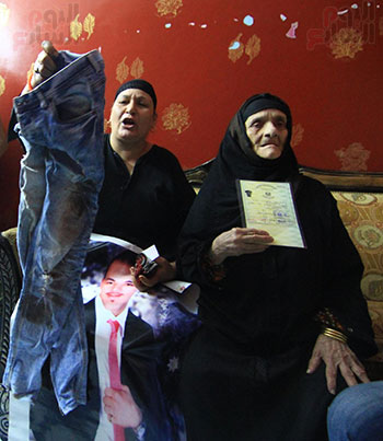 والدة إسلام تحمل بنطالا ملطخا بدماء نجلها