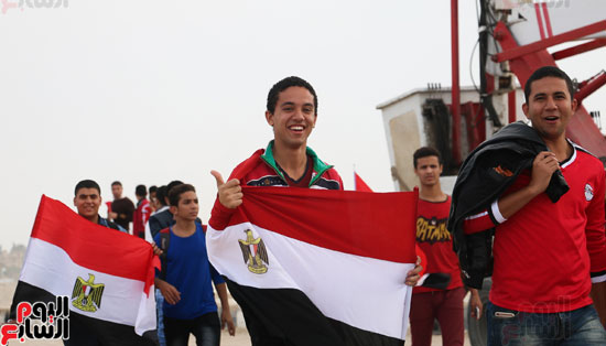 شباب-مصري-بالأعلام
