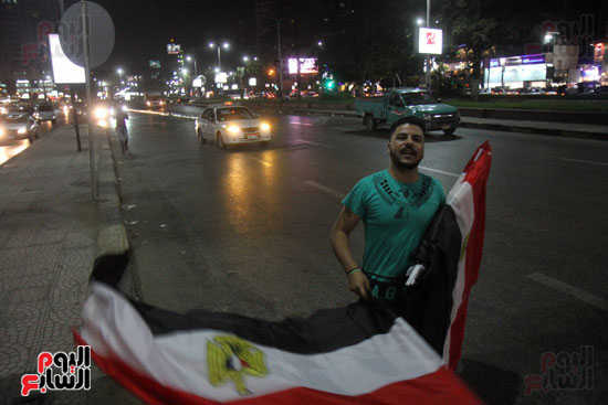 مواطنون يحتفلون بفوز الفراعنة على غانا فى شوارع القاهرة (6)