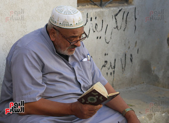 	أحد الجيران يقرأ قرآن على روح الفنان " محمود عبد العزيز " 