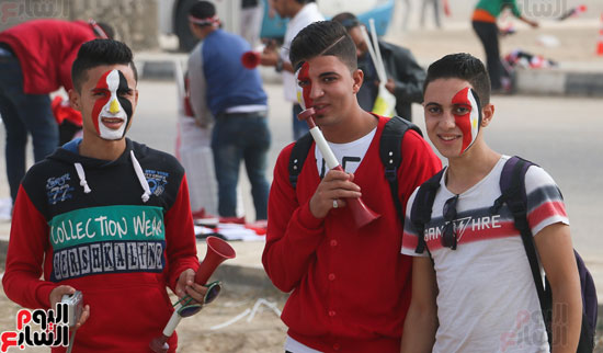 شباب-أمام-الاستاد-بالأعلام-المصرية