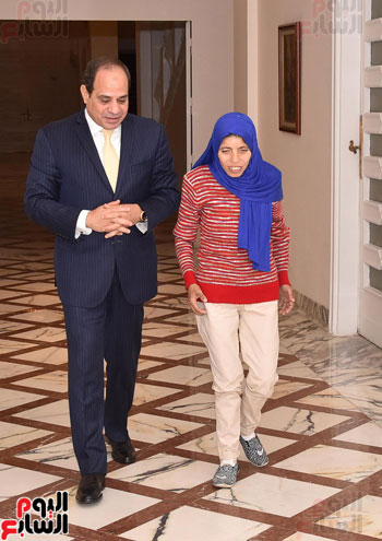 السيسي يدعو فتاة عربة البضائع للمشاركة في المؤتمر الوطني القادم للشباب  (1)