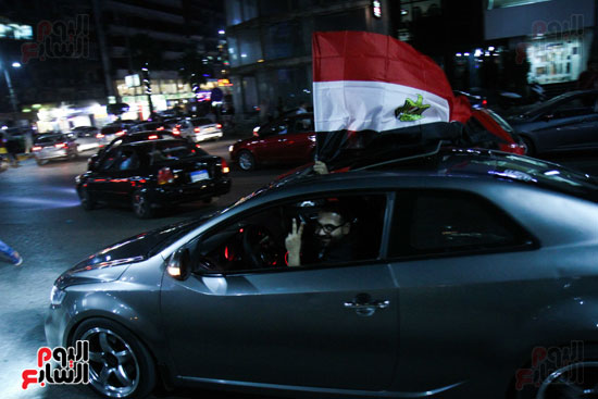 مواطنون يحتفلون بفوز الفراعنة على غانا فى شوارع القاهرة (20)