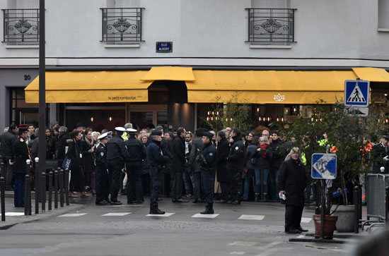 الشرطة الفرنسية والفرنسيون يتجمعون أمام مطعم لو بوتى كامبودج