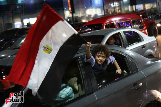 مواطنون يحتفلون بفوز الفراعنة على غانا فى شوارع القاهرة (32)