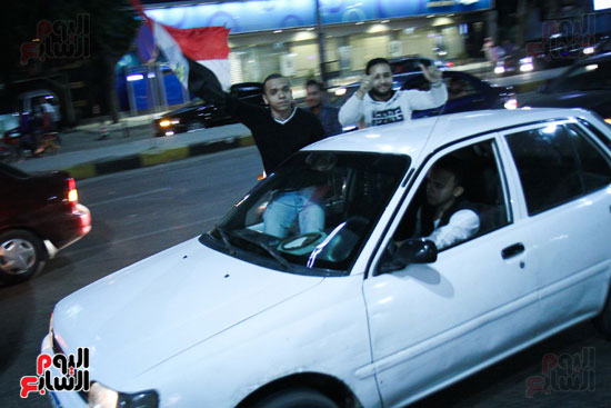 مواطنون يحتفلون بفوز الفراعنة على غانا فى شوارع القاهرة (22)
