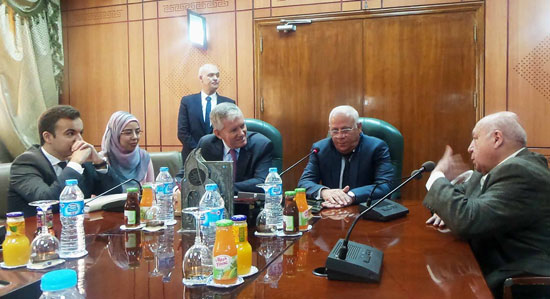 محافظ بورسعيد خلال المؤتمر الصحفى مع السفير الفرنسى