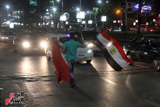 مواطنون يحتفلون بفوز الفراعنة على غانا فى شوارع القاهرة (8)