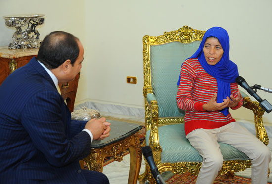 الرئيس عبد الفتاح السيسى مع المواطنة المصرية منى السيد  (4)