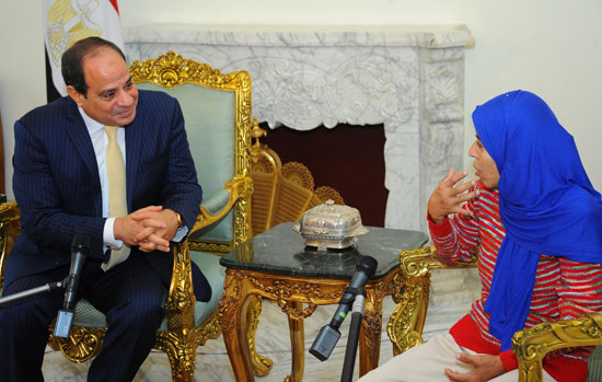 الرئيس عبد الفتاح السيسى مع المواطنة المصرية منى السيد  (5)