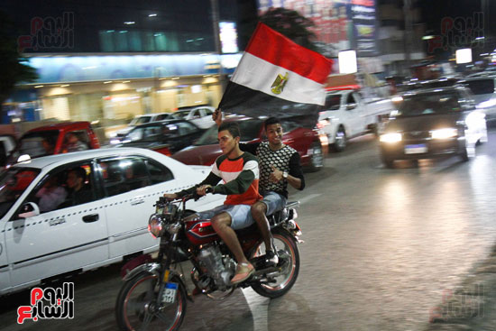 مواطنون يحتفلون بفوز الفراعنة على غانا فى شوارع القاهرة (23)