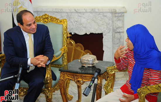 السيسي يدعو فتاة عربة البضائع للمشاركة في المؤتمر الوطني القادم للشباب  (7)