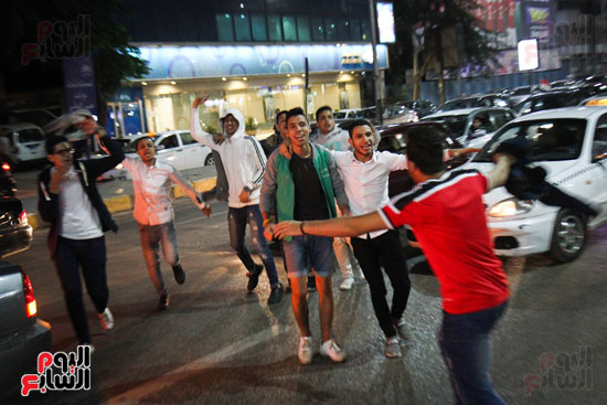 مواطنون يحتفلون بفوز الفراعنة على غانا فى شوارع القاهرة (26)