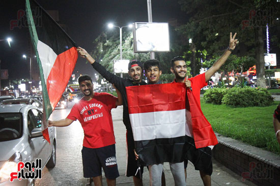 مواطنون يحتفلون بفوز الفراعنة على غانا فى شوارع القاهرة (28)
