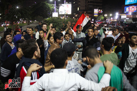 مواطنون يحتفلون بفوز الفراعنة على غانا فى شوارع القاهرة (35)