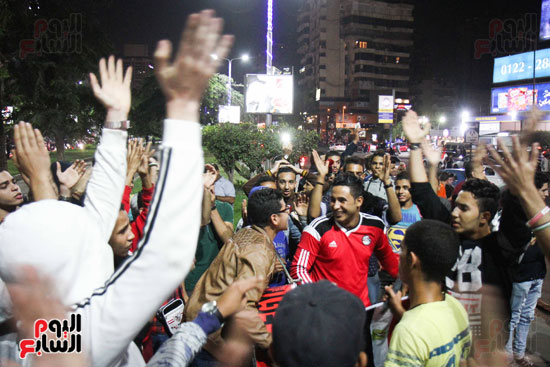 مواطنون يحتفلون بفوز الفراعنة على غانا فى شوارع القاهرة (36)