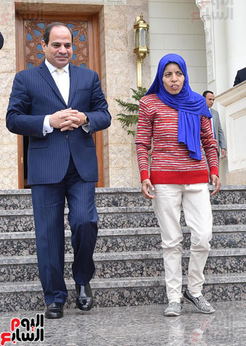 السيسي يدعو فتاة عربة البضائع للمشاركة في المؤتمر الوطني القادم للشباب  (2)