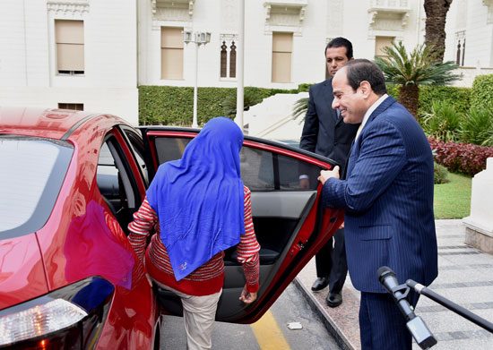الرئيس عبد الفتاح السيسى مع المواطنة المصرية منى السيد  (2)