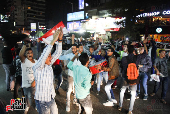مواطنون يحتفلون بفوز الفراعنة على غانا فى شوارع القاهرة (33)