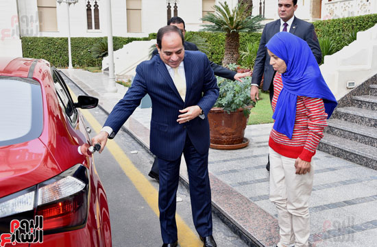 السيسي يدعو فتاة عربة البضائع للمشاركة في المؤتمر الوطني القادم للشباب  (3)