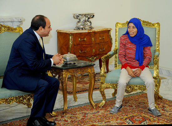الرئيس عبد الفتاح السيسى مع المواطنة المصرية منى السيد  (3)