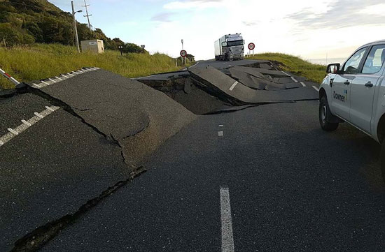 شق أرضى ناتج عن الزلزال فى نيوزيلندا