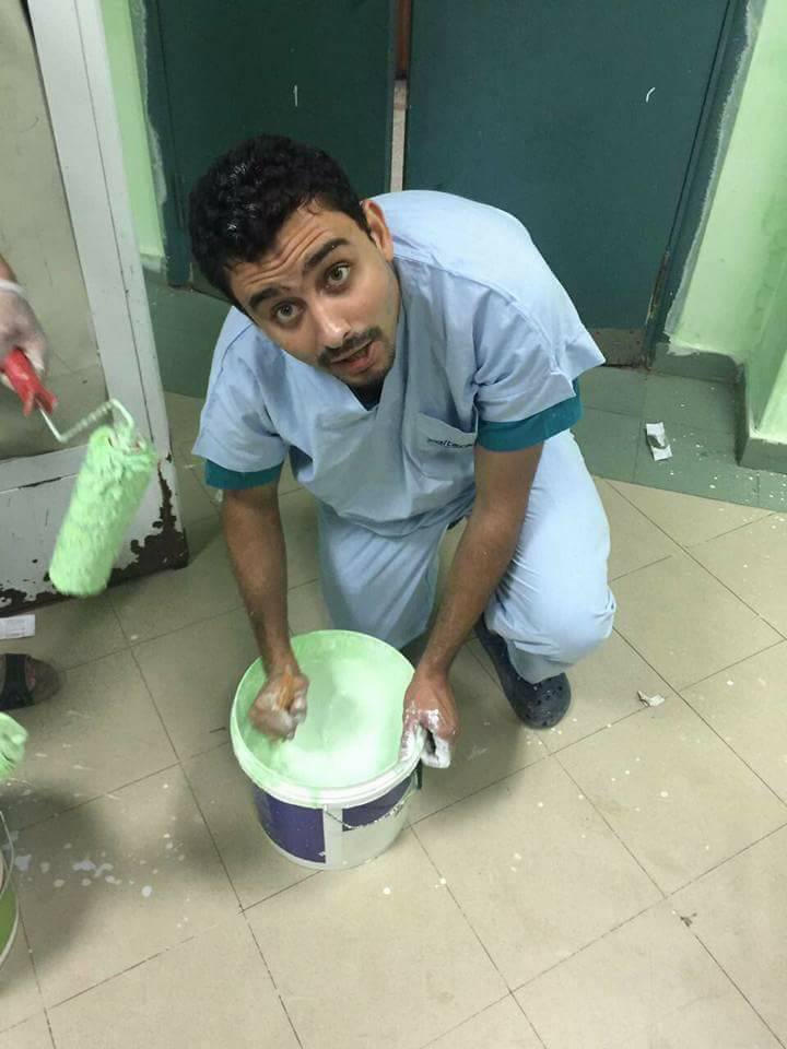 طبيب يعد مواد الطلاء